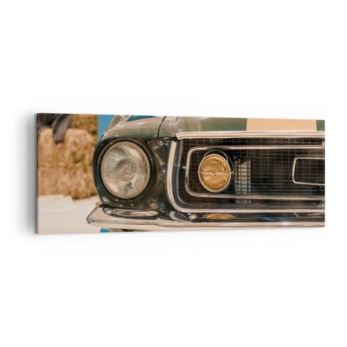 Bild auf Leinwand - Leinwandbild - Ein kultiges Retro-Auto in klassischer Umgebung - 140x50cm - Treffen mit einer Legende - Moderne Wanddekoration für Wohnzimmer und Schlafzimmer ARTTOR