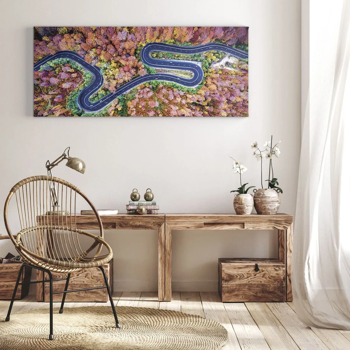 Bild auf Leinwand - Leinwandbild - Eine kurvenreiche Straße in einem herbstlichen Wald aus der Vogelperspektive gesehen - 120x50cm - Kurvenreicher Weg durch den Wald - Moderne Wanddekoration für Wohnzimmer und Schlafzimmer ARTTOR