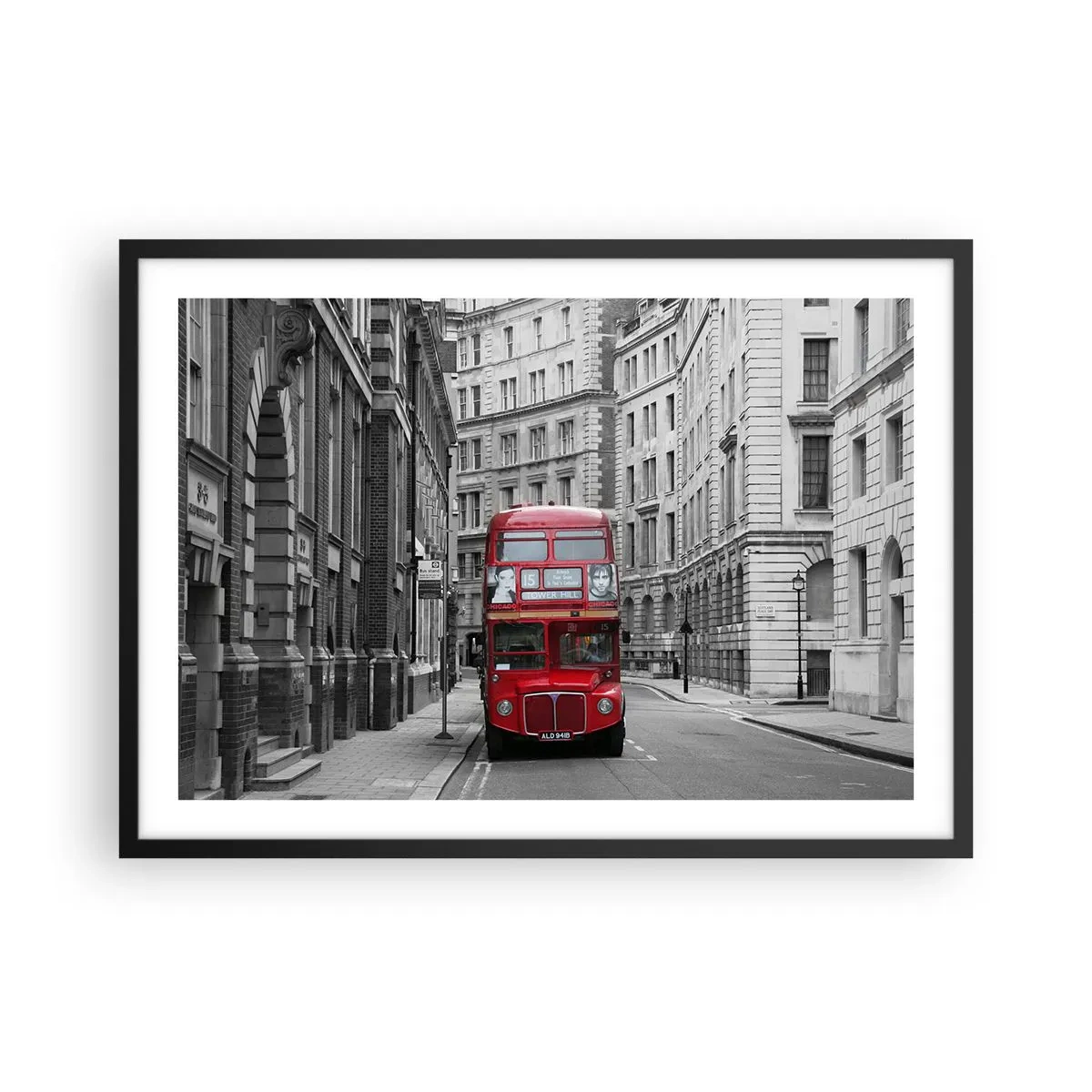 Poster in einem schwarzem Rahmen - Ein roter Bus vor einem Hintergrund aus schwarz-weißen Stadtgebäuden. - 70x50cm - Der Alltag muss nicht grau sein - Moderne Wanddekoration für Wohnzimmer und Schlafzimmer ARTTOR