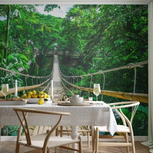 Fototapete Premium Sand - Eine hängende Bambusbrücke über einem grünen Fluss in einem tropischen Wald. - 100x70cm - Monkey Bridge über das Grün - Moderne Wanddekoration für Wohnzimmer und Schlafzimmer ARTTOR