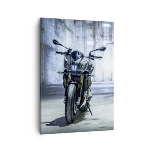 Bild auf Leinwand - Leinwandbild - Ein modernes Motorrad im industriellen Interieur - 50x70cm - Bevor der Motor brummt - Moderne Wanddekoration für Wohnzimmer und Schlafzimmer ARTTOR