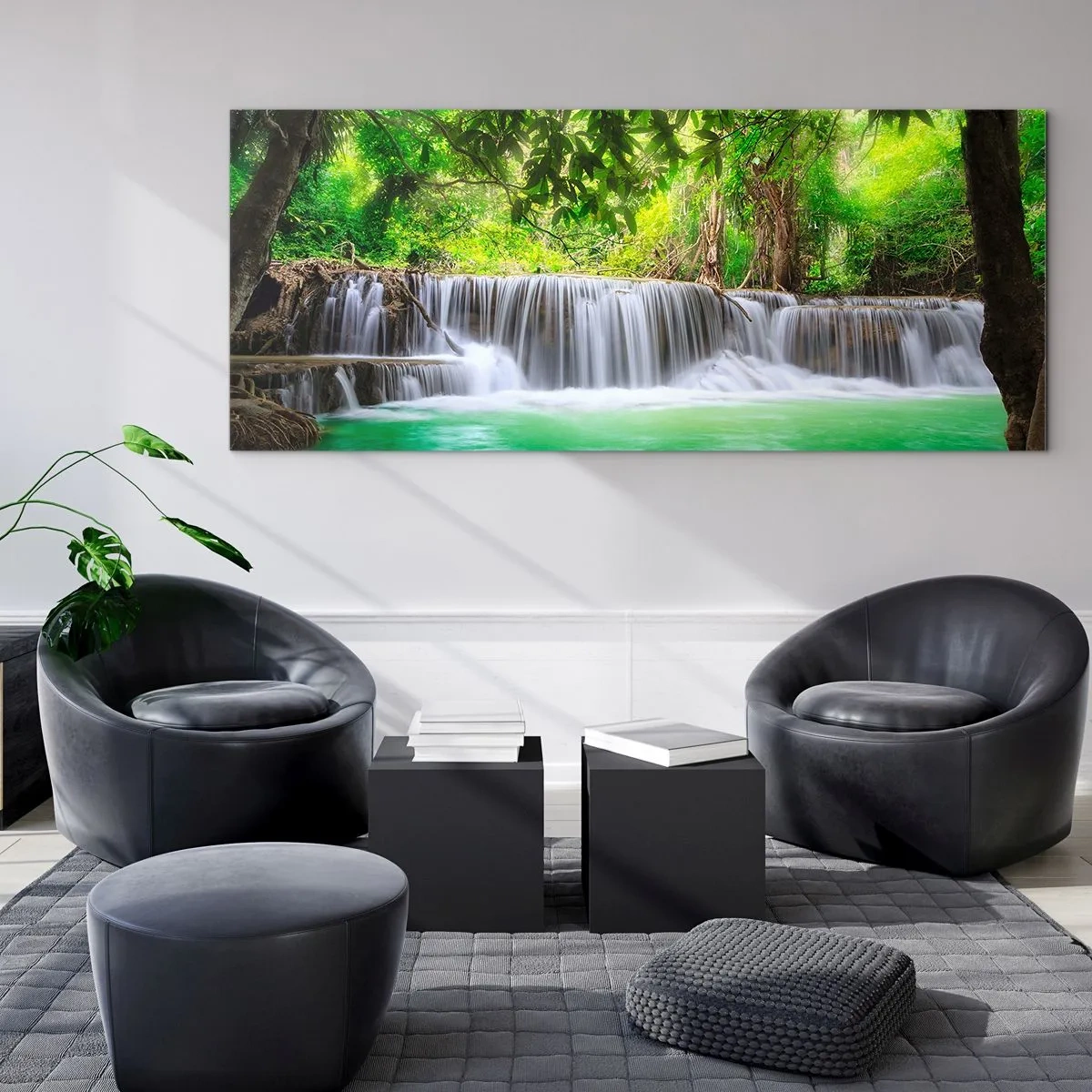Glasbild - Bild auf glas - Ein grüner Wasserfall, umgeben von dichter tropischer Vegetation - 160x50cm - Eine Kaskade in Grün - Moderne Wanddekoration für Wohnzimmer und Schlafzimmer ARTTOR