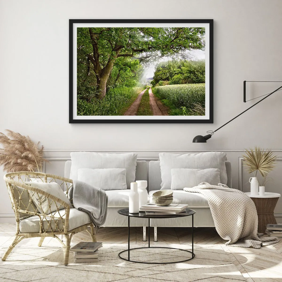 Poster in einem schwarzem Rahmen - Eine unbefestigte Straße zwischen grünen Bäumen und Sonnenlicht - 70x50cm - Et in Arcadia ego - Moderne Wanddekoration für Wohnzimmer und Schlafzimmer ARTTOR