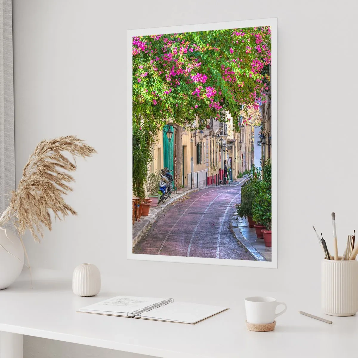 Poster - Eine farbenfrohe Straße mit blühenden Blumen und klassischer Architektur - 50x70cm - Blühende Gasse - Moderne Wanddekoration für Wohnzimmer und Schlafzimmer ARTTOR