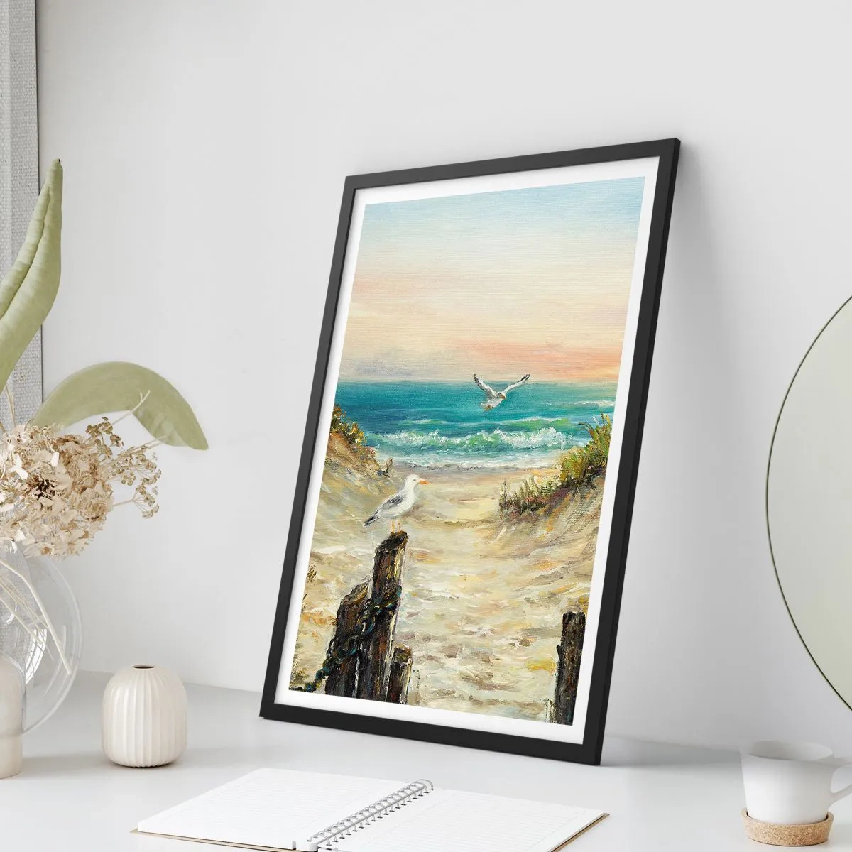 Poster in einem schwarzem Rahmen - Strand mit Möwen und Wellen bei Sonnenuntergang - 50x70cm - Windlose Abgeschiedenheit - Moderne Wanddekoration für Wohnzimmer und Schlafzimmer ARTTOR