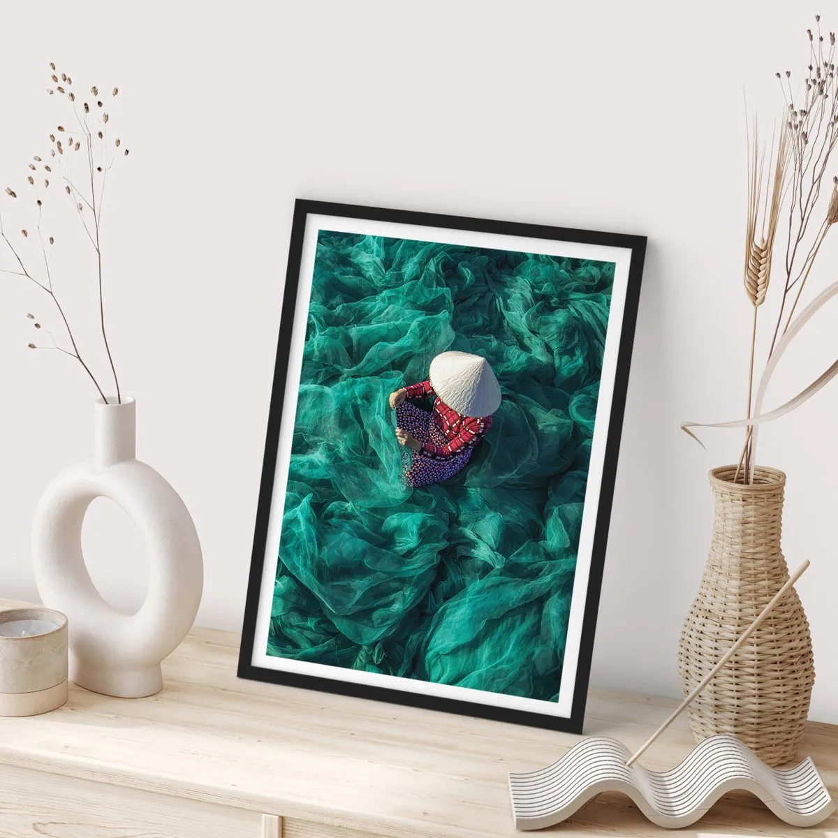 Poster in einem schwarzem Rahmen - Eine Person mit Hut zwischen grünen Fischernetzen - 50x70cm - In einem Meer aus Netzen - Moderne Wanddekoration für Wohnzimmer und Schlafzimmer ARTTOR