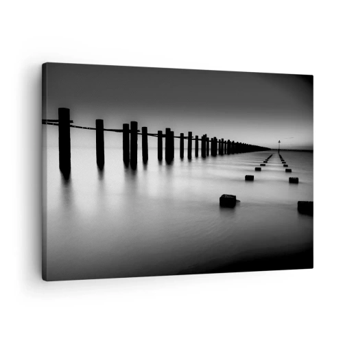 Bild auf Leinwand - Leinwandbild - Im Wasser versunkene Holzpfähle und Betonblöcke in Schwarz-Weiß-Tönen - 70x50cm - Graue Distanz im Nebel - Moderne Wanddekoration für Wohnzimmer und Schlafzimmer ARTTOR