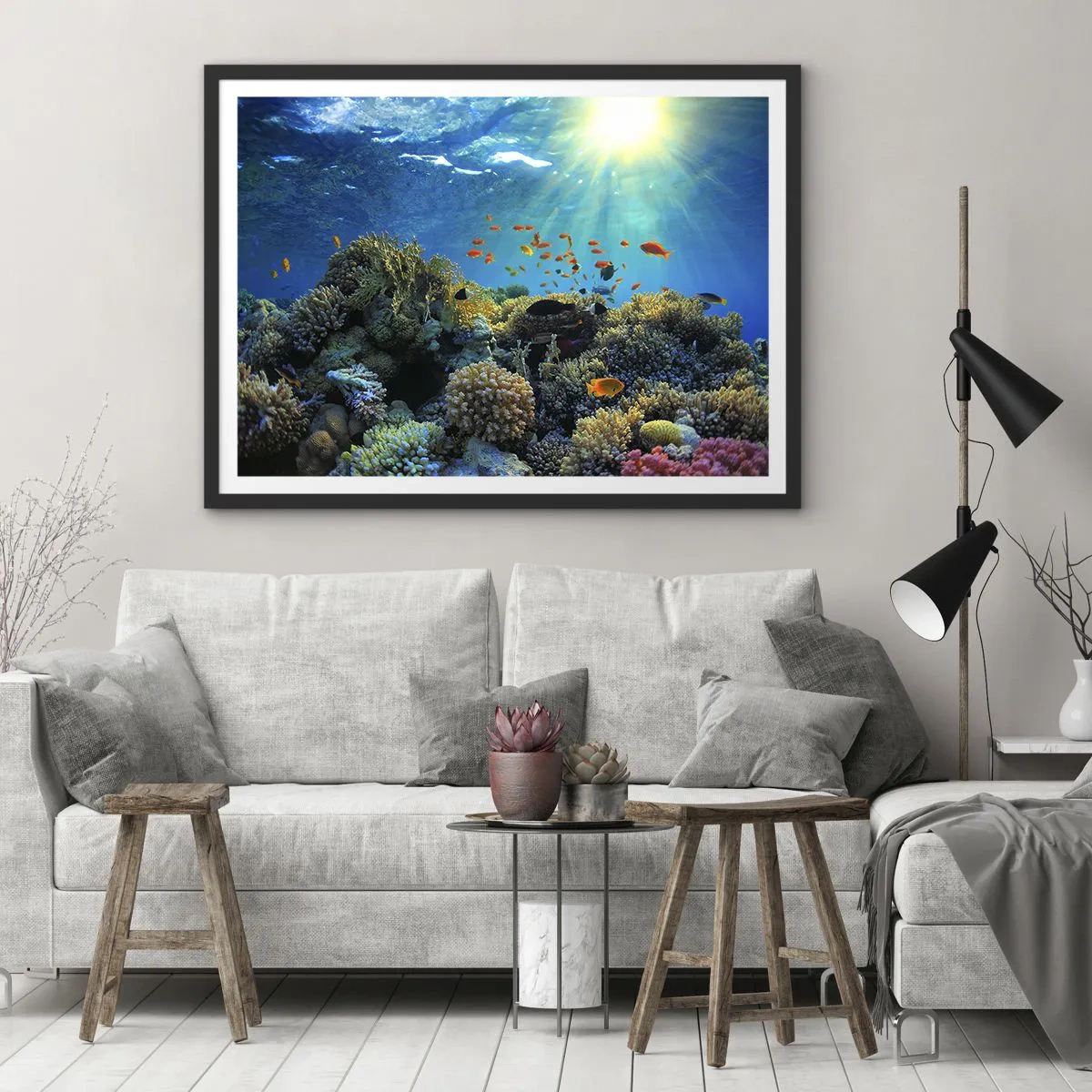 Poster in einem schwarzem Rahmen - Korallenriff mit Fischen in den Sonnenstrahlen unter Wasser - 70x50cm - Unterwasserschätze - Moderne Wanddekoration für Wohnzimmer und Schlafzimmer ARTTOR