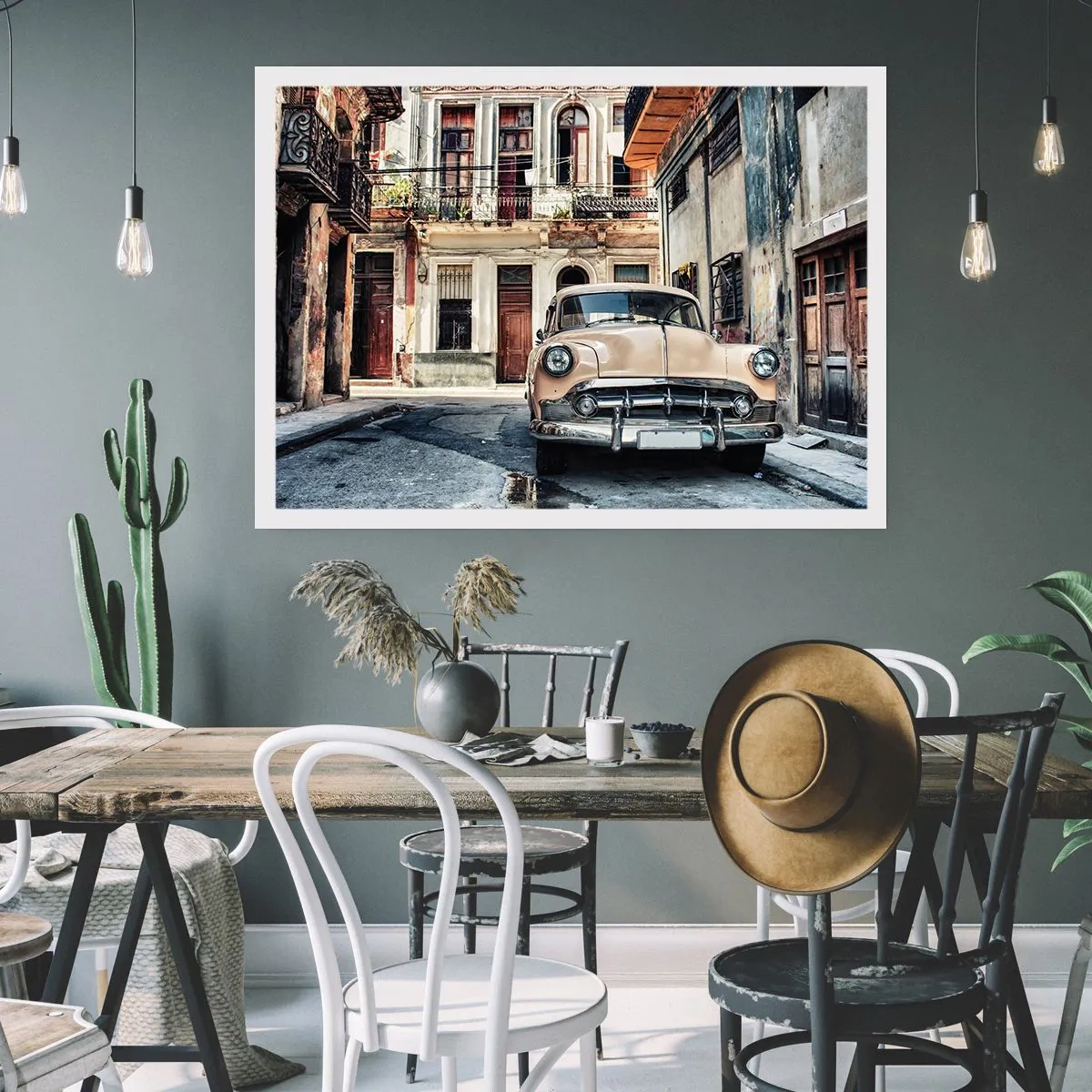 Poster - Ein Oldtimer vor der Kulisse urbaner Architektur - 100x70cm - Die Siesta in Havanna - Moderne Wanddekoration für Wohnzimmer und Schlafzimmer ARTTOR