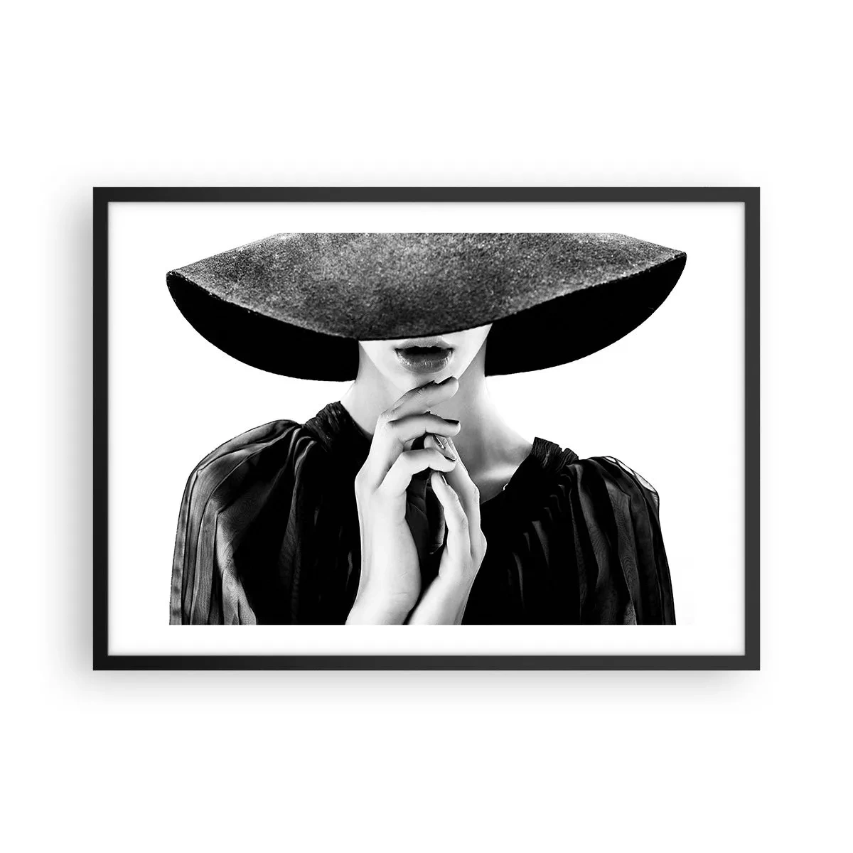 Poster in einem schwarzem Rahmen - Stilvolle Frau mit großem Hut in Schwarz-Weiß-Tönen - 70x50cm - Versteckte Schönheit - Moderne Wanddekoration für Wohnzimmer und Schlafzimmer ARTTOR