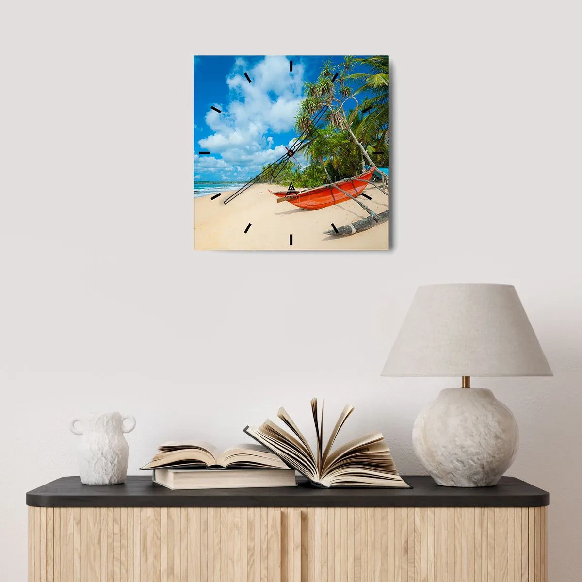 Wanduhr - Glasuhr - Tropischer Strand mit Palmen und bunten Booten - 30x30cm - Der Charme der Tropen - Moderne Wanddekoration für Wohnzimmer und Schlafzimmer ARTTOR
