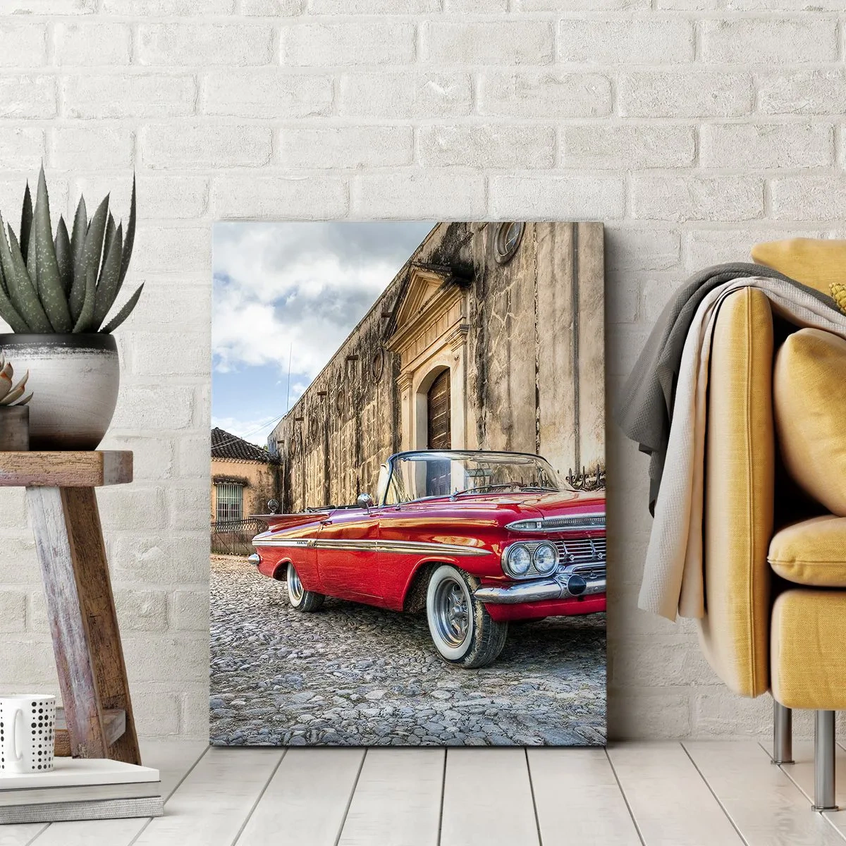 Bild auf Leinwand - Leinwandbild - Roter Oldtimer auf einer Kopfsteinpflasterstraße - 50x70cm - Kubanische Emotionen - Moderne Wanddekoration für Wohnzimmer und Schlafzimmer ARTTOR