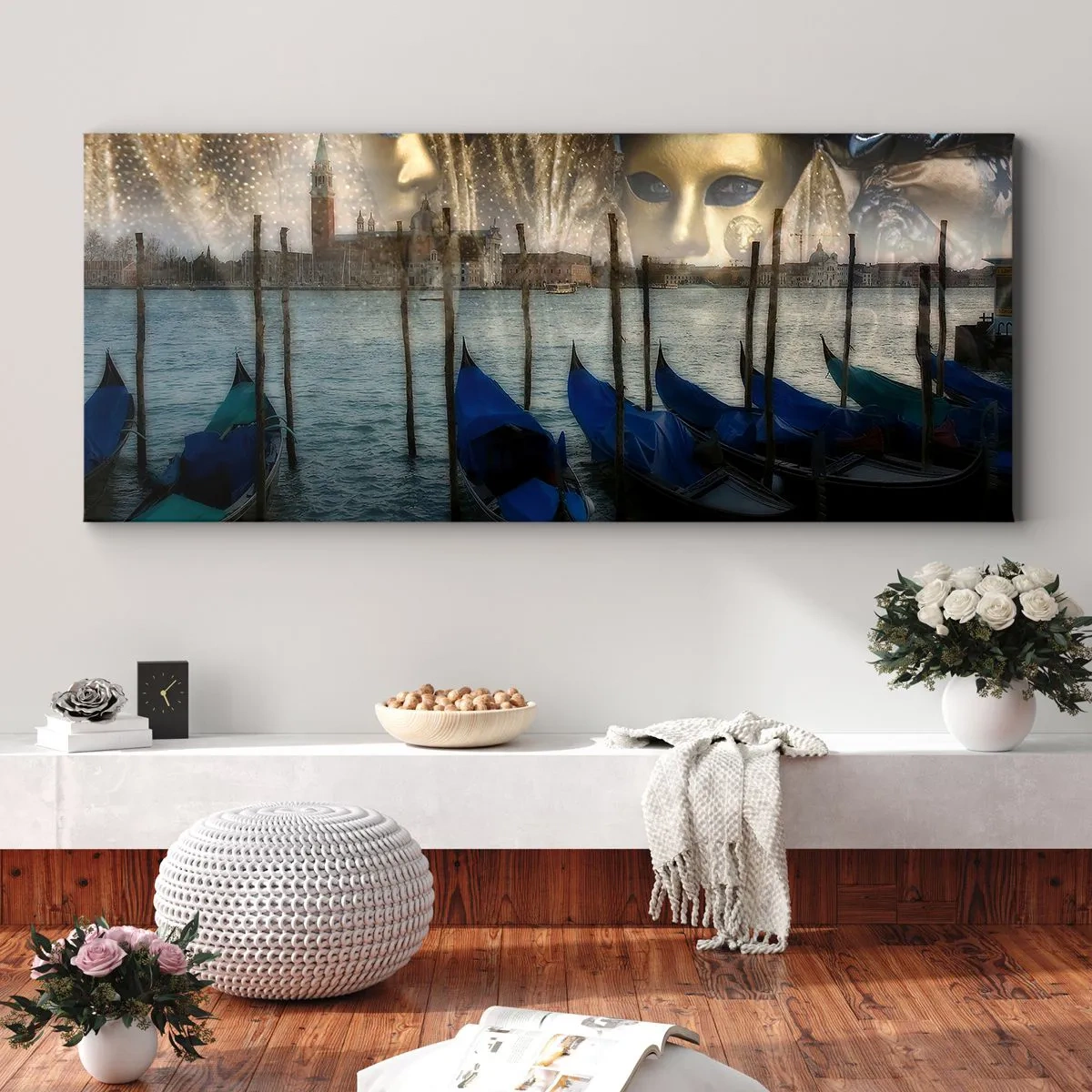 Bild auf Leinwand - Leinwandbild - Venezianische Karnevalsmasken und Gondeln vor der Kulisse der Stadt und des Wassers - 140x50cm - Es ist Zeit, den Karneval zu starten - Moderne Wanddekoration für Wohnzimmer und Schlafzimmer ARTTOR