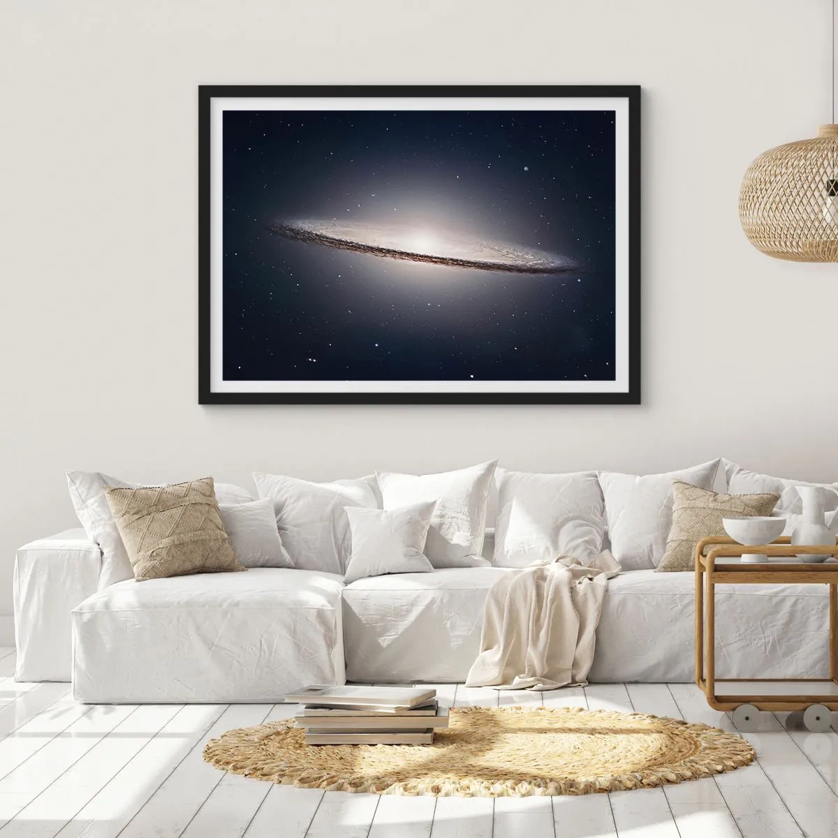 Poster in einem schwarzem Rahmen - Eine Spiralgalaxie vor dem Hintergrund des Sternenraums - 70x50cm - Vor langer Zeit in einer weit entfernten Galaxie ... - Moderne Wanddekoration für Wohnzimmer und Schlafzimmer ARTTOR