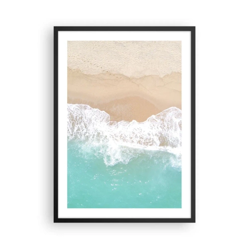 Poster in einem schwarzem Rahmen - Ein Strand mit Blick auf die Meereswellen und goldenen Sand - 50x70cm - Eine streichelnde Berührung - Moderne Wanddekoration für Wohnzimmer und Schlafzimmer ARTTOR