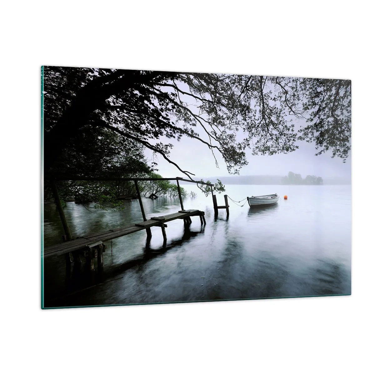 Glasbild - Bild auf glas - Ein Holzsteg über einem nebligen See mit einem Boot im Hintergrund - 120x80cm - Du ruhst dich schon aus - Moderne Wanddekoration für Wohnzimmer und Schlafzimmer ARTTOR