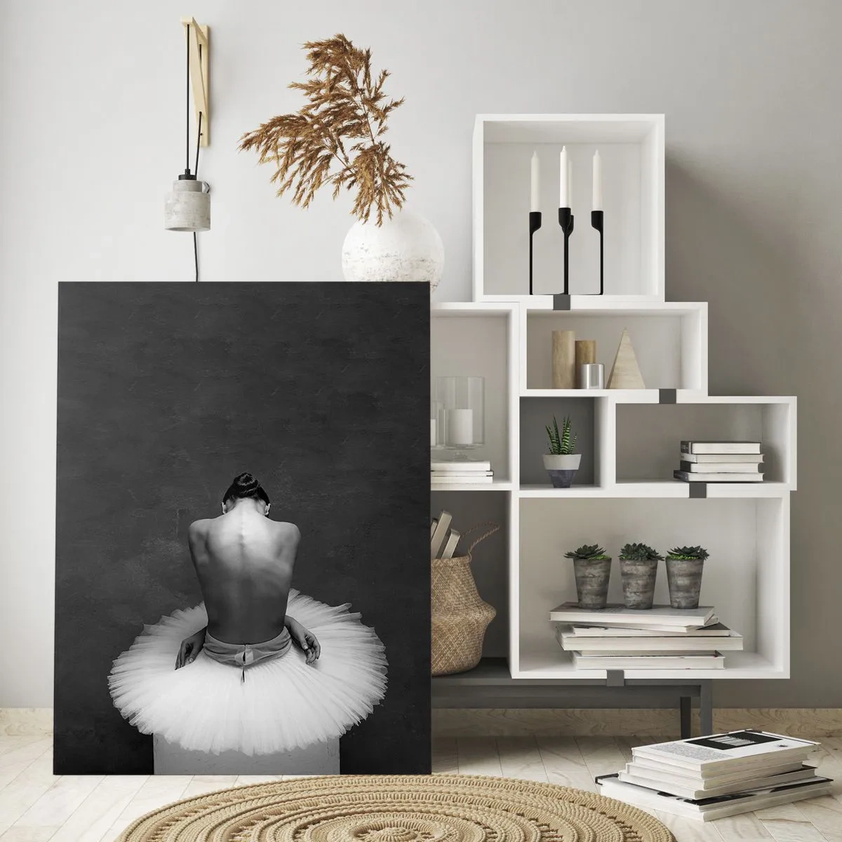 Glasbild - Bild auf glas - Eine Balletttänzerin in klassischer Pose vor dunklem Hintergrund. - 80x120cm - Es blüht gerade - Moderne Wanddekoration für Wohnzimmer und Schlafzimmer ARTTOR