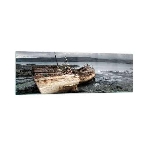 Glasbild - Bild auf glas - Verlassene Boote am Ufer in einer regnerischen Szene - 160x50cm - „Als Zeichen würdevoller Härten“ - Moderne Wanddekoration für Wohnzimmer und Schlafzimmer ARTTOR