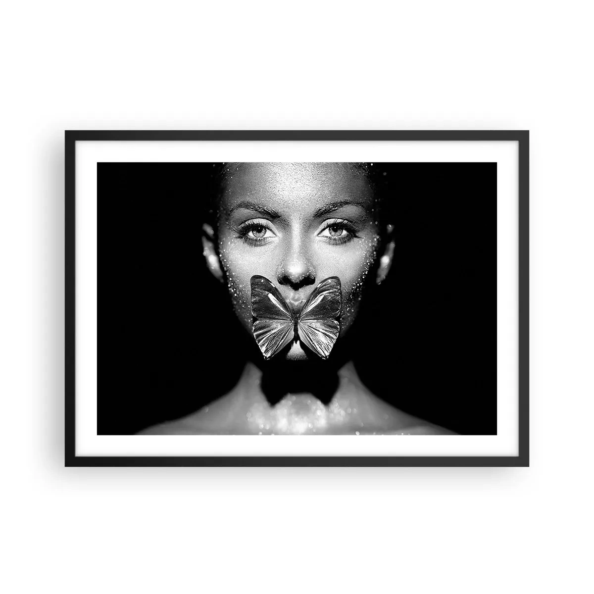 Poster in einem schwarzem Rahmen - Schwarz-weißes Frauengesicht mit einem Schmetterling auf den Lippen - 70x50cm - Schmetterlingskuss - Moderne Wanddekoration für Wohnzimmer und Schlafzimmer ARTTOR