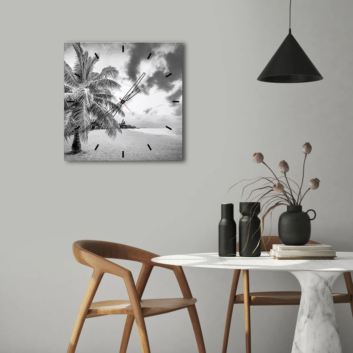 Wanduhr - Glasuhr - Schwarz-weiße Palme an einem leeren Strand mit Wolken - 30x30cm - Wenn du dich nach Einsamkeit sehnst ... - Moderne Wanddekoration für Wohnzimmer und Schlafzimmer ARTTOR