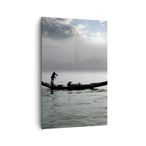 Bild auf Leinwand - Leinwandbild - An einem nebligen Morgen gleitet eine Gondel über die Gewässer Venedigs und bietet einen Blick auf die Stadt. - 80x120cm - Eine fabelhafte Stadt aus Wasser und Nebel - Moderne Wanddekoration für Wohnzimmer und Schlafzimm