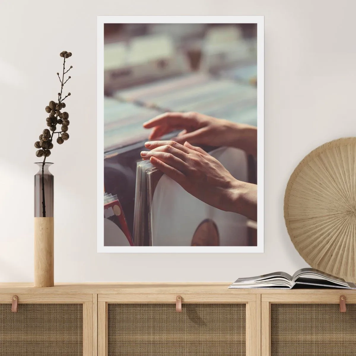 Poster - Hände stöbern in einem Musikgeschäft nach Schallplatten - 50x70cm - Auf der Suche nach Emotionen - Moderne Wanddekoration für Wohnzimmer und Schlafzimmer ARTTOR