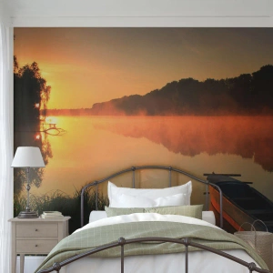 Fototapete Premium Sand - Ein Boot auf einem ruhigen See bei Sonnenaufgang - 100x70cm - Sonnenaufgang über dem Wasser wie ein Spiegel - Moderne Wanddekoration für Wohnzimmer und Schlafzimmer ARTTOR