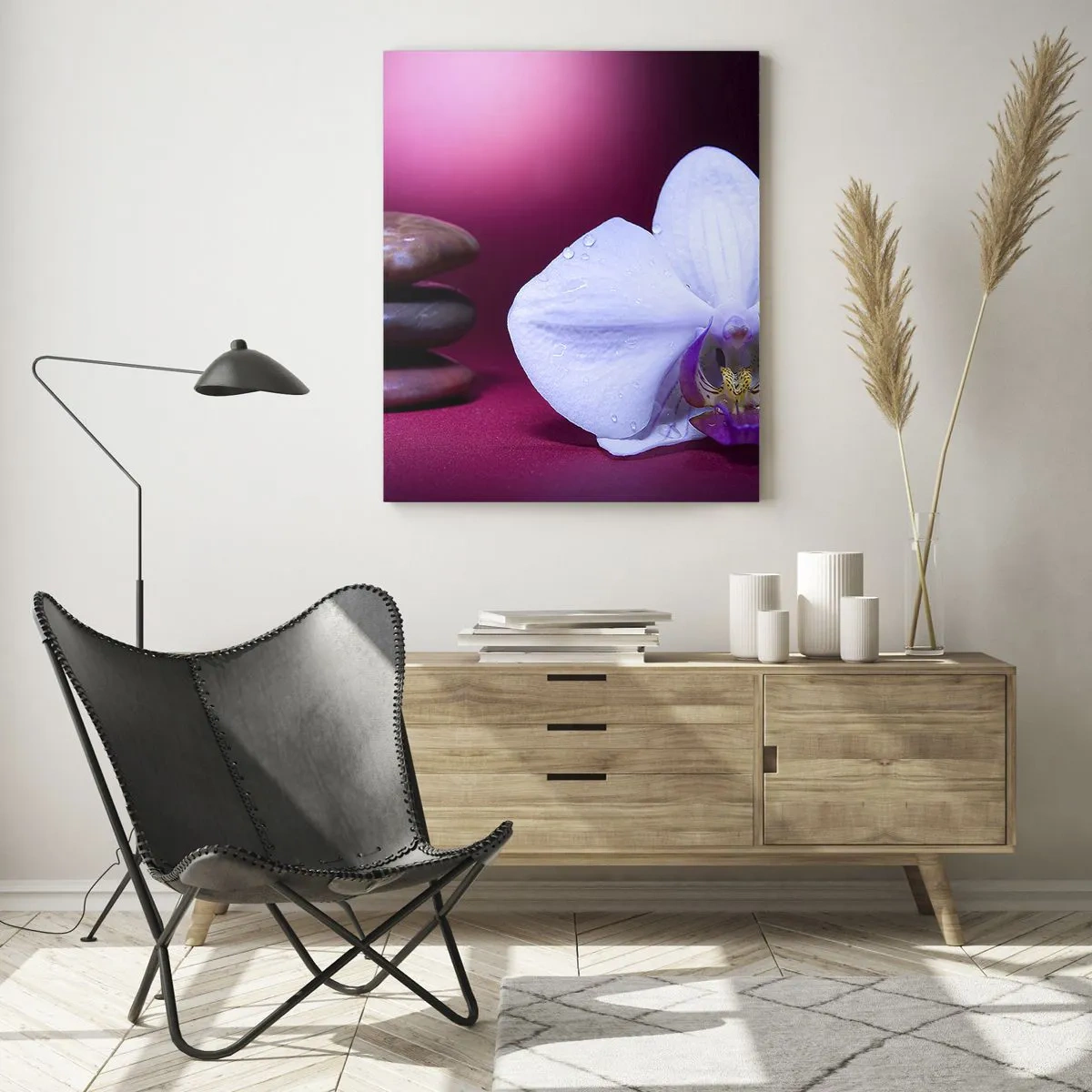 Glasbild - Bild auf glas - Weiße Orchidee und Steine vor einem Hintergrund aus violettem Licht - 50x70cm - Eine Studie der Frische in Lila - Moderne Wanddekoration für Wohnzimmer und Schlafzimmer ARTTOR