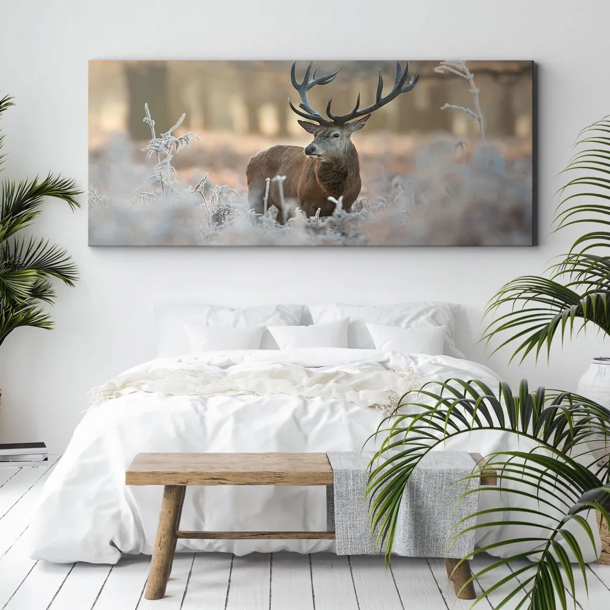 Bild auf Leinwand - Leinwandbild - Ein Reh auf einer frostigen Lichtung in einem Winterwald mit dezenten Farben - 140x50cm - Ein flotter Morgen - Moderne Wanddekoration für Wohnzimmer und Schlafzimmer ARTTOR