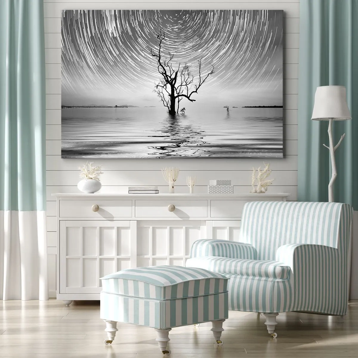 Bild auf Leinwand - Leinwandbild - Ein Baum im Wasser unter einem Nachthimmel mit sich bewegenden Sternen - 120x80cm - Eine Sinfonie der Natur - Moderne Wanddekoration für Wohnzimmer und Schlafzimmer ARTTOR