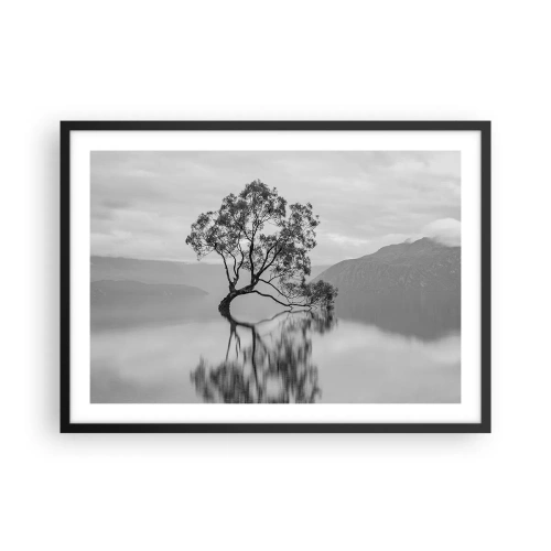 Poster in einem schwarzem Rahmen - Ein einsamer Baum spiegelt sich im Wasser mit Bergen im Hintergrund - 70x50cm - Es gibt so ein Land - Moderne Wanddekoration für Wohnzimmer und Schlafzimmer ARTTOR