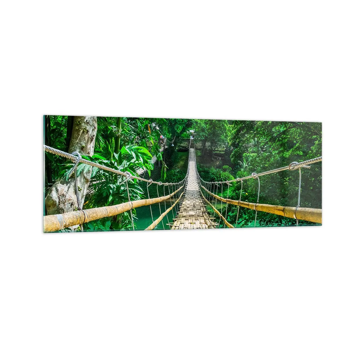 Glasbild - Bild auf glas - Eine hängende Bambusbrücke, umgeben von Grün - 140x50cm - Monkey Bridge über das Grün - Moderne Wanddekoration für Wohnzimmer und Schlafzimmer ARTTOR