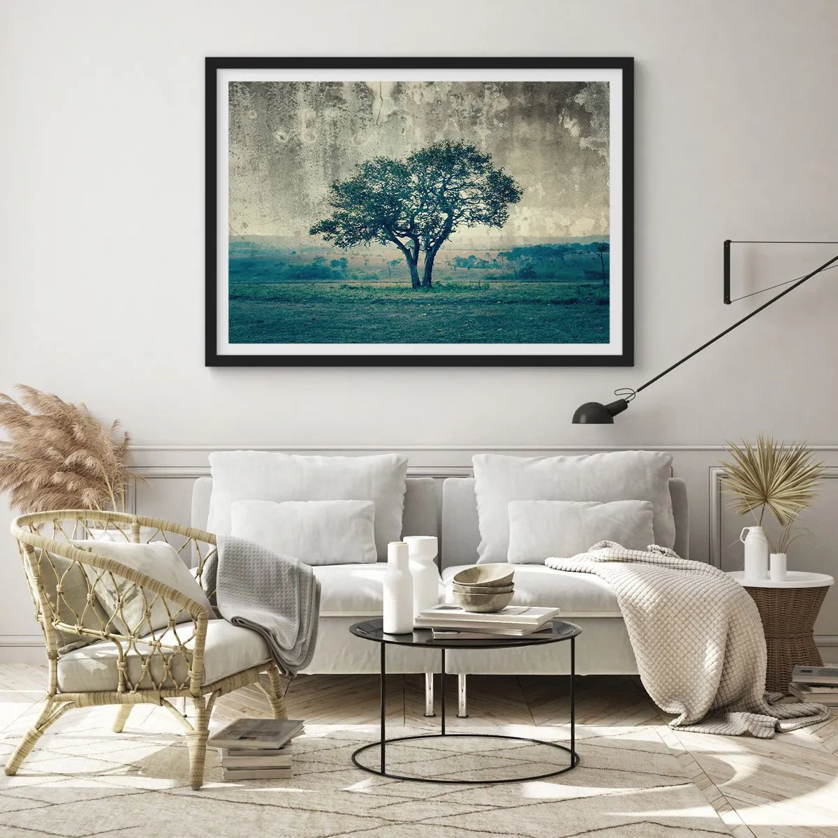Poster in einem schwarzem Rahmen - Ein einsamer Baum vor einer nebligen Landschaft - 100x70cm - Ein Apfelbaum auf blauem Feld? - Moderne Wanddekoration für Wohnzimmer und Schlafzimmer ARTTOR
