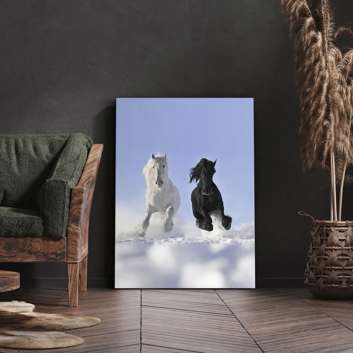 Bild auf Leinwand - Leinwandbild - Ein weißes und ein schwarzes Pferd galoppieren durch den Schnee - 50x70cm - Schwarz-Weiß-Galopp - Moderne Wanddekoration für Wohnzimmer und Schlafzimmer ARTTOR