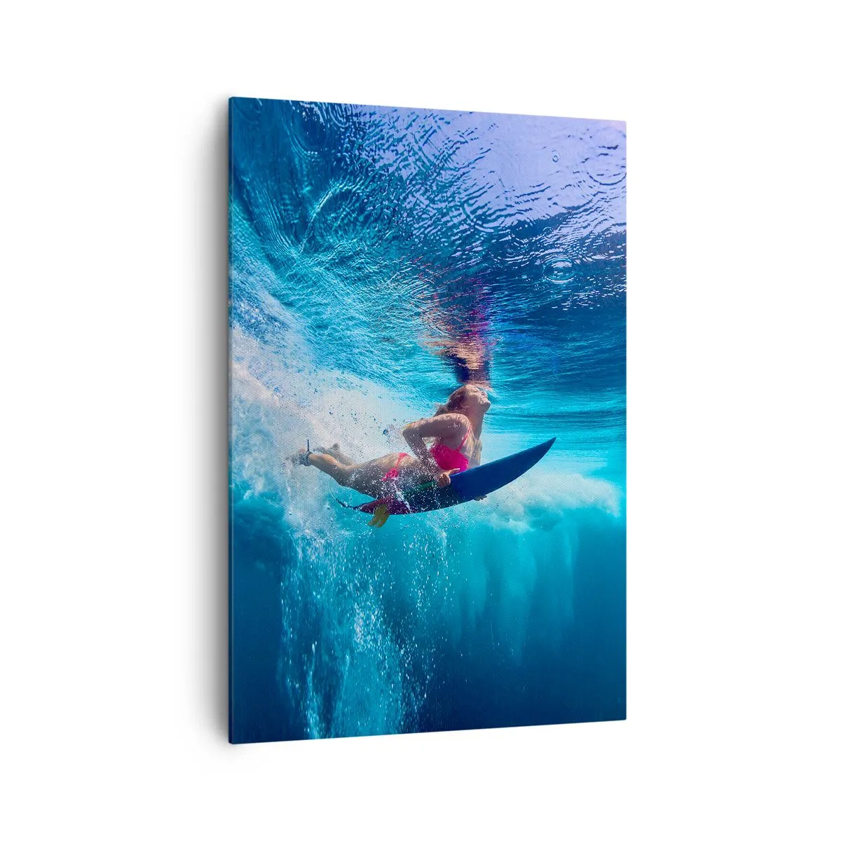 Bild auf Leinwand - Leinwandbild - Ein Surfer unter Wasser in einer dynamischen Komposition in Blautönen. - 70x100cm - Tiefe der Freude - Moderne Wanddekoration für Wohnzimmer und Schlafzimmer ARTTOR