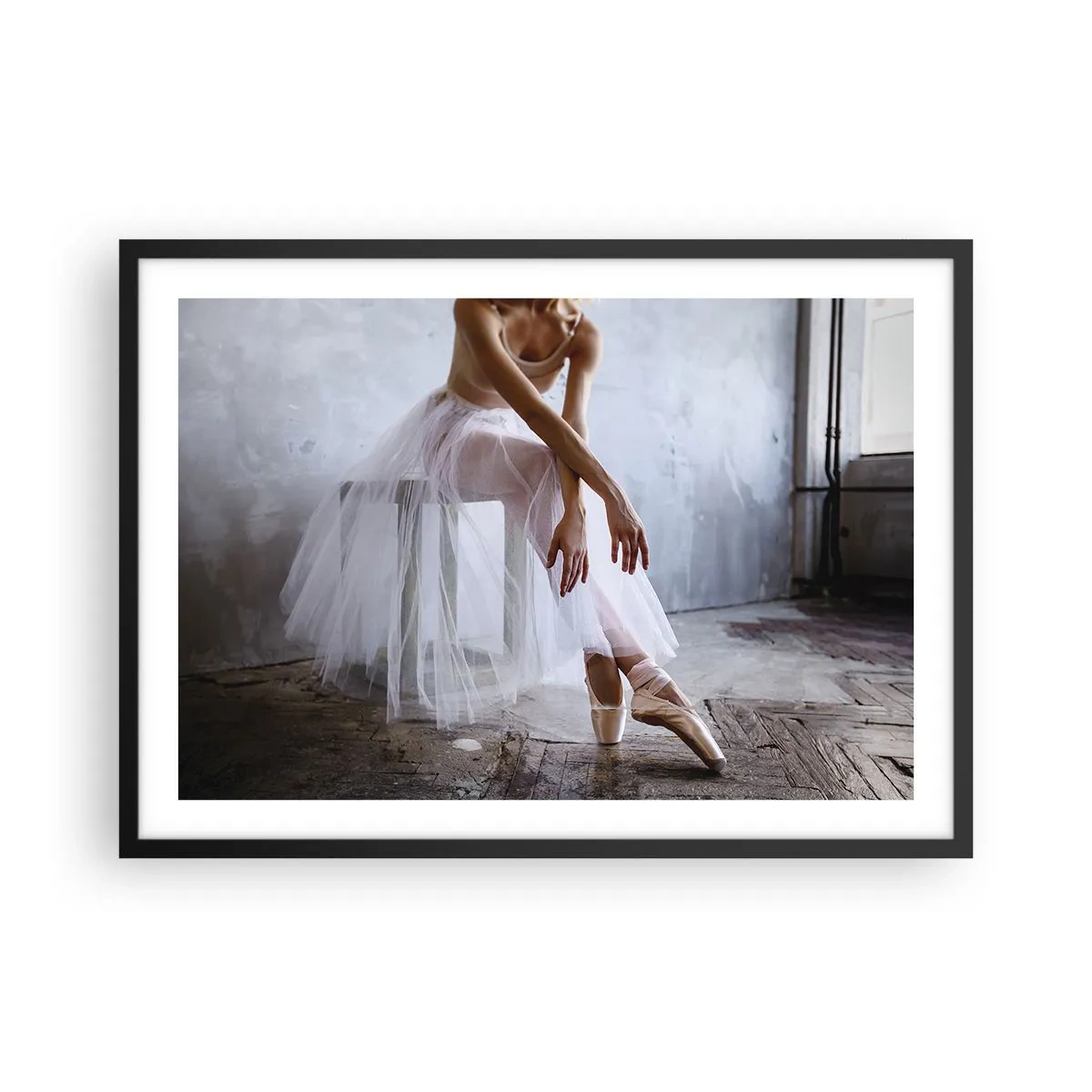Poster in einem schwarzem Rahmen - Eine Ballerina in zarter Pose vor industriellem Hintergrund - 70x50cm - Bevor die Rampe leuchtet - Moderne Wanddekoration für Wohnzimmer und Schlafzimmer ARTTOR