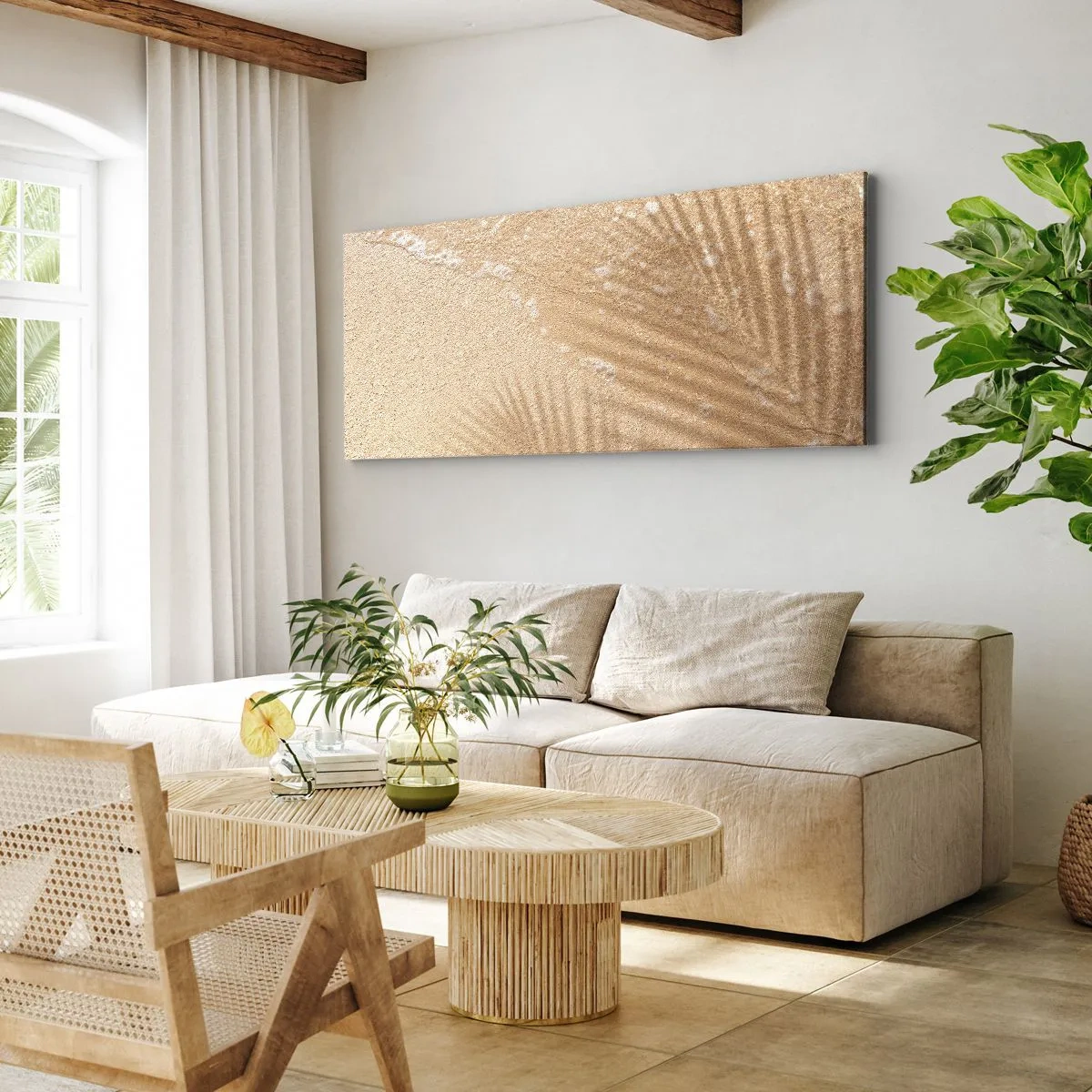 Bild auf Leinwand - Leinwandbild - Der Schatten einer Palme auf dem Sand mit einem zarten Wellenmuster - 160x50cm - Der Schatten eines heißen Sommers - Moderne Wanddekoration für Wohnzimmer und Schlafzimmer ARTTOR