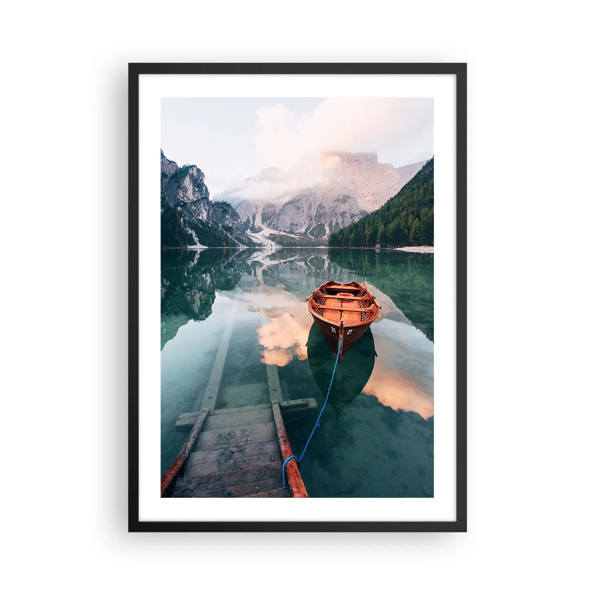 Poster in einem schwarzem Rahmen - Ein Holzboot auf einem ruhigen See, umgeben von Bergen - 50x70cm - Friedlicher Schlaf der Berge - Moderne Wanddekoration für Wohnzimmer und Schlafzimmer ARTTOR
