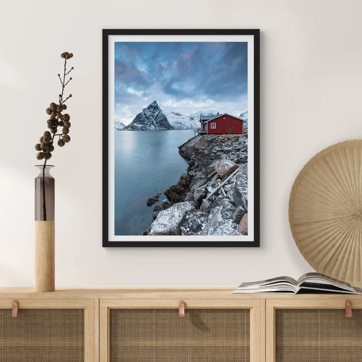Poster in einem schwarzem Rahmen - Skandinavischer Rückzugsort - 61x91 cm