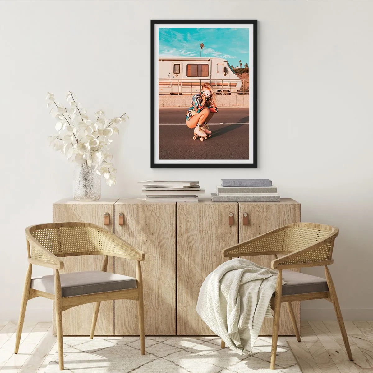Poster in einem schwarzem Rahmen - Ein Mädchen auf Rollschuhen mit einer Kamera vor einem Wohnmobil - 50x70cm - Lächel bitte! - Moderne Wanddekoration für Wohnzimmer und Schlafzimmer ARTTOR