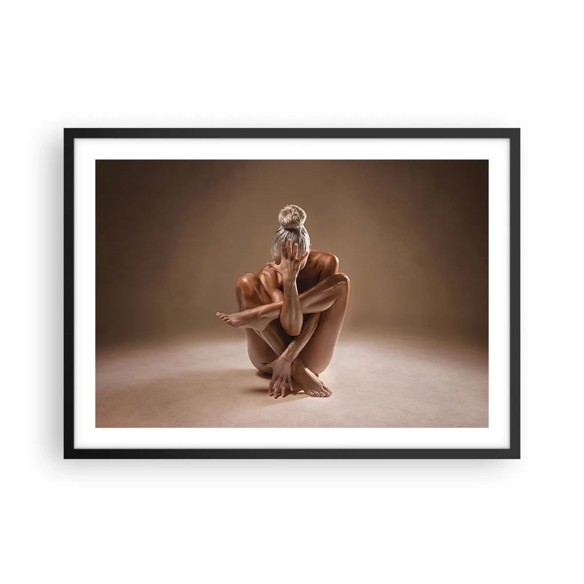 Poster in einem schwarzem Rahmen - Künstlerische Silhouette einer Frau auf beigem Hintergrund - 70x50cm - Die Einheit von Körper und Geist - Moderne Wanddekoration für Wohnzimmer und Schlafzimmer ARTTOR