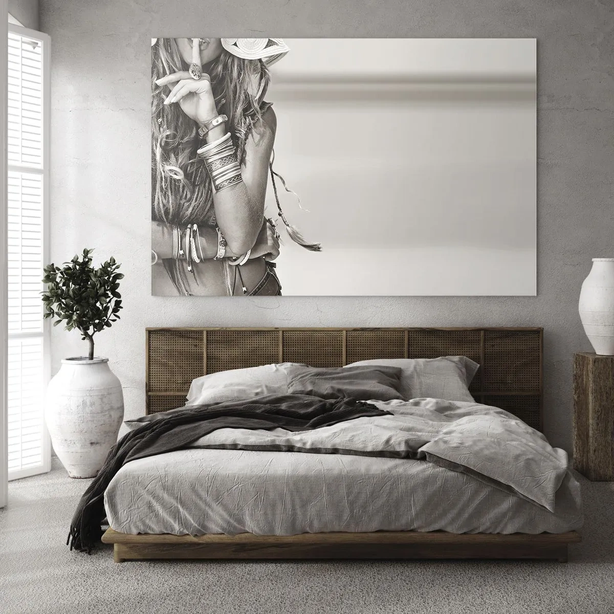 Glasbild - Bild auf glas - Eine Frau mit Schmuck und dem Finger an den Lippen in einer künstlerischen Aufnahme - 120x80cm - Wieso ein Mädchen - Moderne Wanddekoration für Wohnzimmer und Schlafzimmer ARTTOR