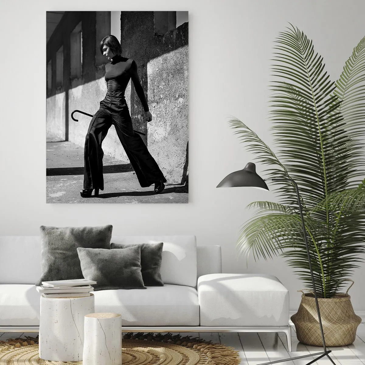 Glasbild - Bild auf glas - Stilvolle Frau in einem industriellen Umfeld - 70x100cm - Urbane Eleganz - Moderne Wanddekoration für Wohnzimmer und Schlafzimmer ARTTOR