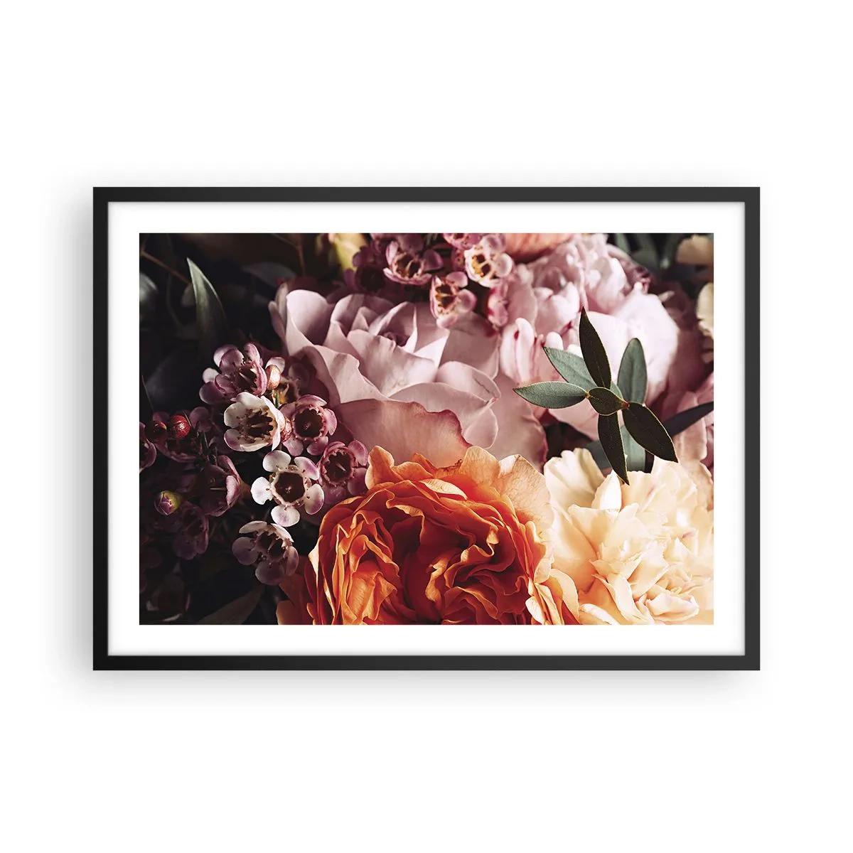 Poster in einem schwarzem Rahmen - Eine Nahaufnahme einer farbenfrohen Blumenkomposition - 70x50cm - Eingehüllt in Schönheit - Moderne Wanddekoration für Wohnzimmer und Schlafzimmer ARTTOR