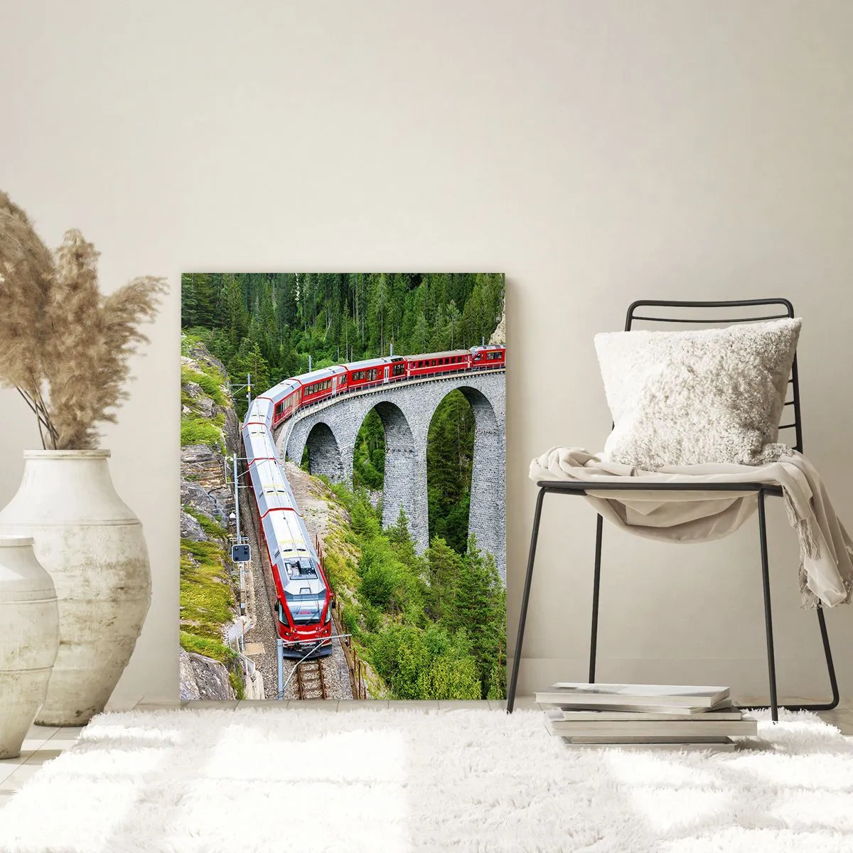 Glasbild - Bild auf glas - Ein Zug mit einer Bergbrücke im Hintergrund inmitten grüner Landschaften - 50x70cm - Eisenbahn für Bergblick - Moderne Wanddekoration für Wohnzimmer und Schlafzimmer ARTTOR