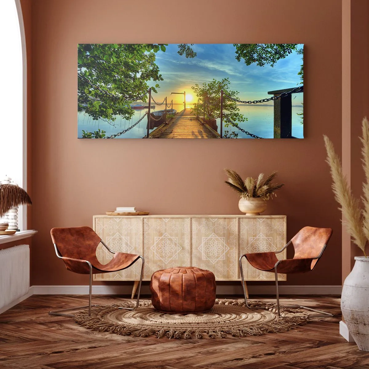 Bild auf Leinwand - Leinwandbild - Ein Pier über dem See in den Strahlen des Sonnenuntergangs - 140x50cm - Westen auf dem Wasser - Moderne Wanddekoration für Wohnzimmer und Schlafzimmer ARTTOR