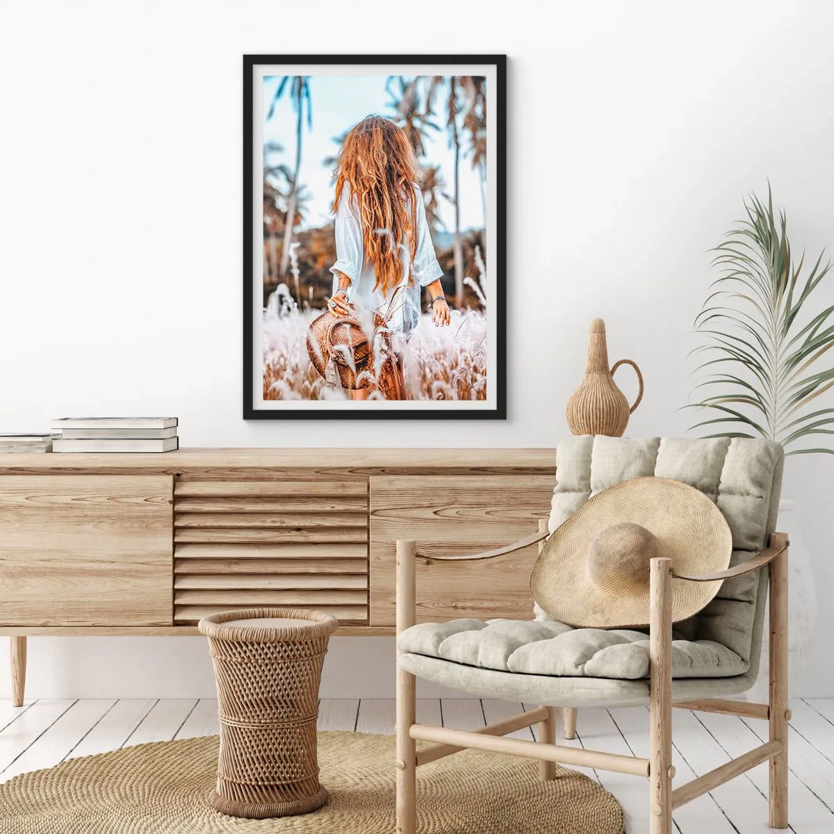 Poster in einem schwarzem Rahmen - Eine Frau in einem weißen Hemd geht zwischen Palmen spazieren - 50x70cm - Geboren aus Grasflaum - Moderne Wanddekoration für Wohnzimmer und Schlafzimmer ARTTOR