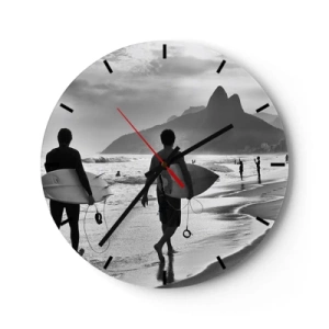 Wanduhr - Glasuhr - Zwei Surfer am Strand in einer schwarz-weißen Landschaft - 30x30cm - Single-Wave-Samba - Moderne Wanddekoration für Wohnzimmer, Küche und Schlafzimmer ARTTOR