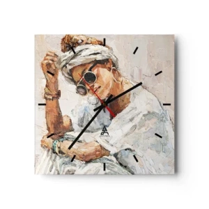 Wanduhr - Glasuhr - Porträt einer Frau mit Sonnenbrille vor einer hellen Wand - 30x30cm - Porträt in voller Sonne - Moderne Wanddekoration für Wohnzimmer und Schlafzimmer ARTTOR