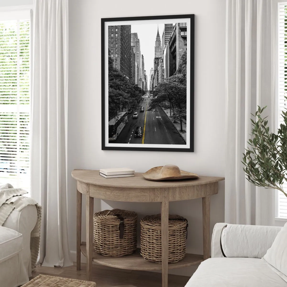 Poster in einem schwarzem Rahmen - Schwarz-weißes Stadtpanorama mit gelber Linie auf der Straße - 50x70cm - New Yorker Morgen - Moderne Wanddekoration für Wohnzimmer und Schlafzimmer ARTTOR